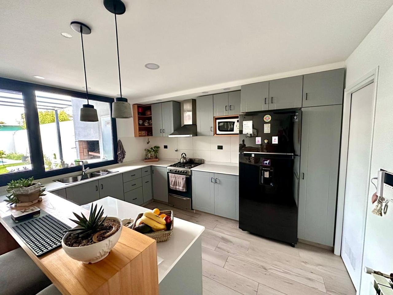 Casa de 2 Plantas con Pileta, Jardín y Parrilla – Quintana 520