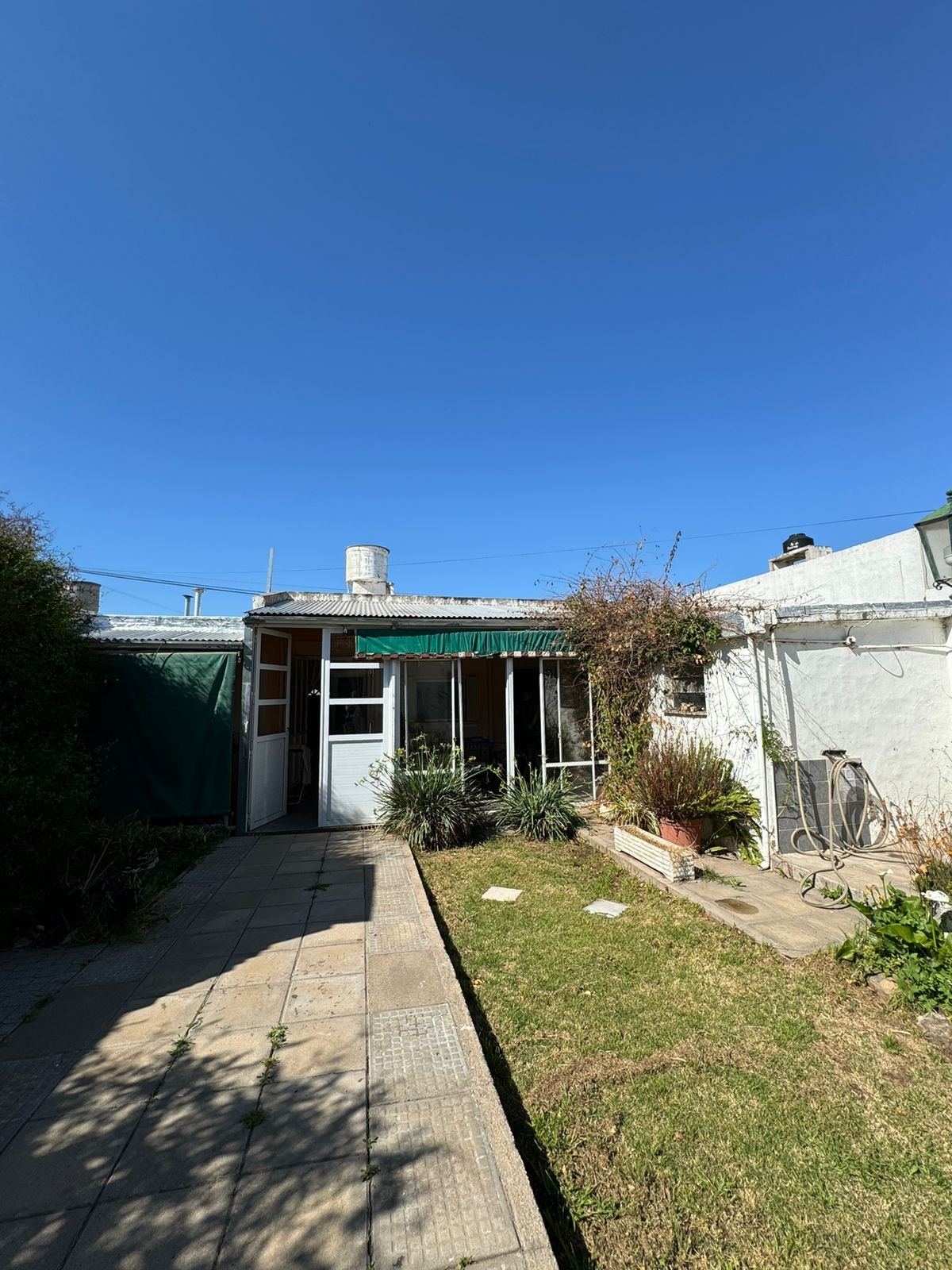 Casa de 2 Dormitorios con Galpón y Parrilla – Misiones 436 – USD 60.000