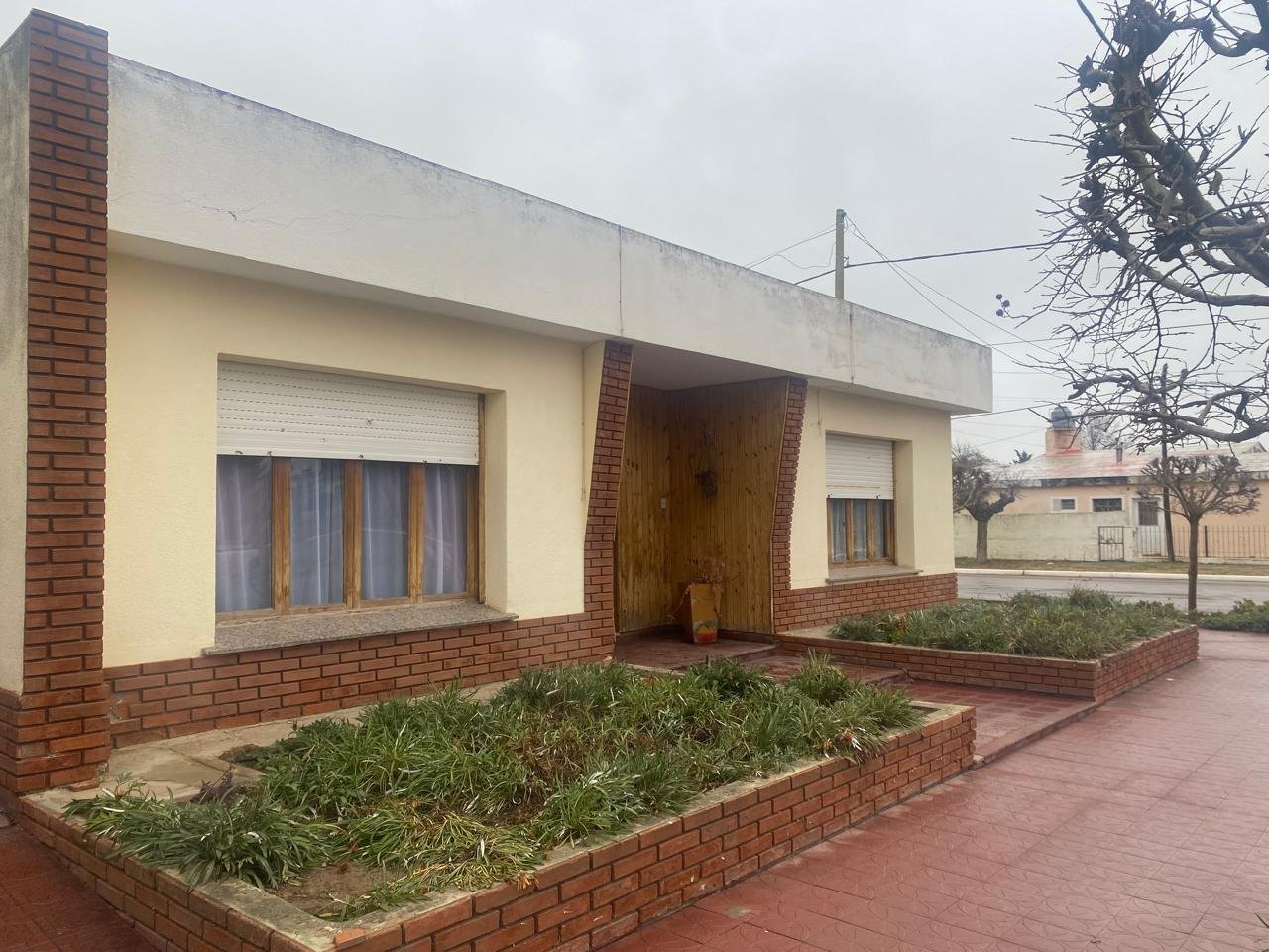 Casa en venta en la calle San Martin e Irigoyen en localidad de Monte Nievas, LP